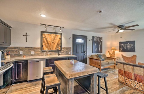 Fort Worth Apartment | 4 Mi to Dtwn Rustic Fort Worth Apt