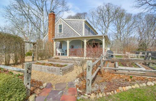 Lagoon Heights House | 4 Mi to Inkwell Beach Home in Oak Bluffs!