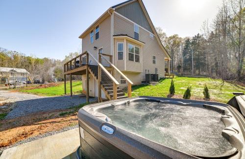 Cadiz House | 4 Mi to Lake Barkley Pet-Friendly Home with Hot Tub