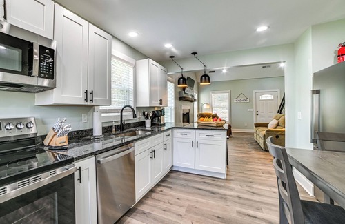 Cadiz Cottage | 4 Mi to Lake Barkley: Pet-Friendly Home w/Hot Tub