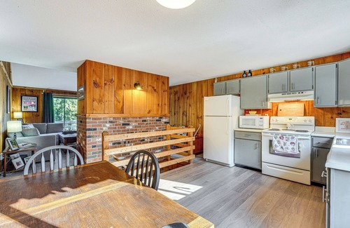 West Dover Condo | 4 Mi to Mt Snow Resort: Charming Condo w/Balcony