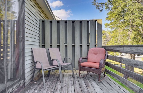 West Dover Condo | 4 Mi to Mt Snow Resort: Charming Condo w/Balcony