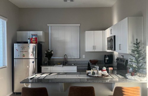 Maryvale Village House | 4 min drive to cardinals State Farm stadium with beautiful yard and high ceiling