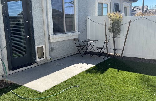 Maryvale Village House | 4 min drive to cardinals State Farm stadium with beautiful yard and high ceiling