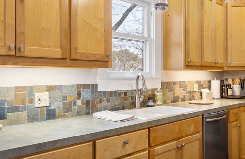 Georgetown House | 4 min walk to Town Square! 3bd 2bath cozy Historical home