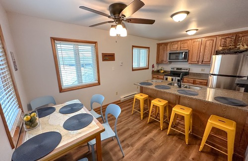 Sandusky House | 4 Minutes to Sports Center! Fun Family Home