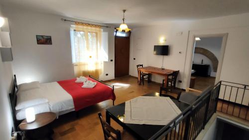 Assisi Apartment | 4 minuti da San Carlo Acutis, 8 ospiti, IDROmassaggio, Doccia ALL'OMBRA DI SANTA CHIARA, Piano Terra 2 ingressi 3 camere 2 bagni, Spazioso, Perfetto - La nostra Forza è PRESENZA LIVE 24-24, MyAssisiSuite, più di un semplice Appartamento - MÓWIMY PO POLSKU