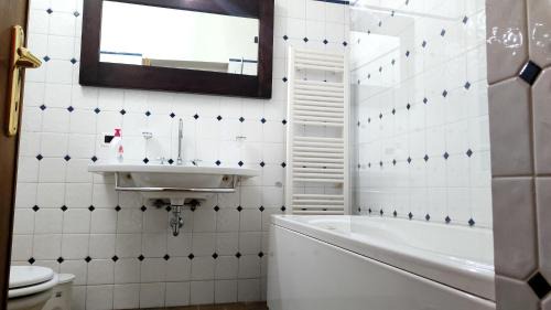 Assisi Apartment | 4 minuti da San Carlo Acutis, 8 ospiti, IDROmassaggio, Doccia ALL'OMBRA DI SANTA CHIARA, Piano Terra 2 ingressi 3 camere 2 bagni, Spazioso, Perfetto - La nostra Forza è PRESENZA LIVE 24-24, MyAssisiSuite, più di un semplice Appartamento - MÓWIMY PO POLSKU