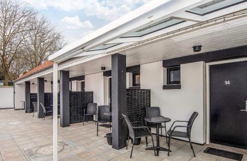 Give House | 4 person holiday park home in Give
