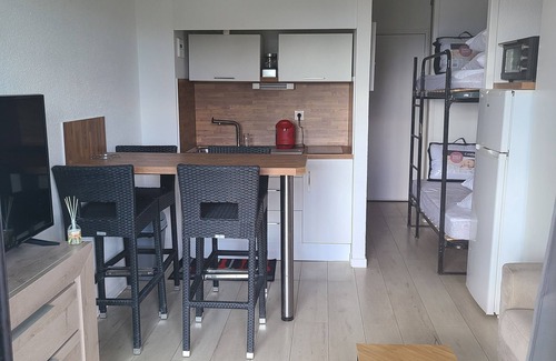 Le Port Apartment | 4-PERSON STUDIO CLOSE TO THE BEACH, PRIVATE PARKING