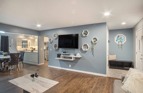 Omaha House | 4 Private Bedrooms, 3 Full Baths, Beutiful Chefs Kitchen, Yard, EV Charger