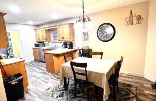 Ozark House | 4 Queen beds next to Lamberts Cafen