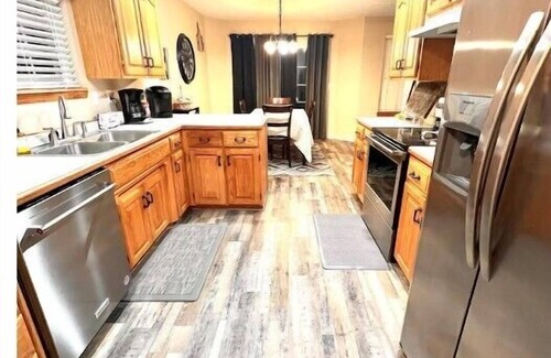Ozark House | 4 Queen beds next to Lamberts Cafen