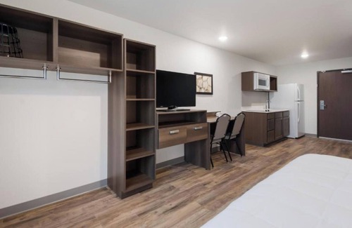 Newnan Hotel | 4 Queen Room w/Private Entry + Kitchen – Perfect for Extended Newnan Stays