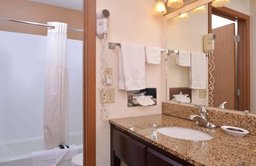 Atlantic Hotel | 4 Relaxing Rooms w/BBQ Grill and Friendly Staff – Ideal for Business Travelers