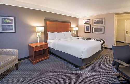 Arsenal House | 4 Relaxing Units in a Pet-Friendly Property, w/ FREE Breakfast and Parking!