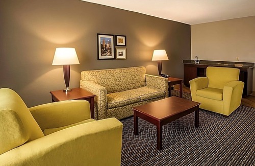 Arsenal House | 4 Relaxing Units in a Pet-Friendly Property, w/ FREE Breakfast and Parking!