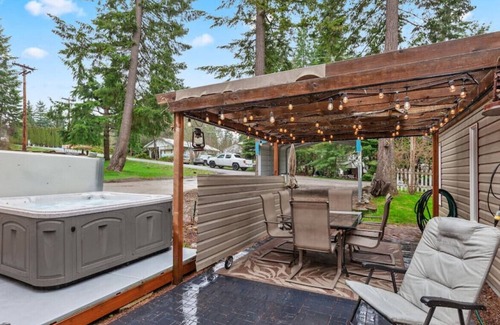 Bayview House | 4 Season Bayview Getaway/ Bayview/Hot tub/Fishing