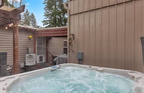 Bayview House | 4 Season Bayview Getaway/ Bayview/Hot tub/Fishing