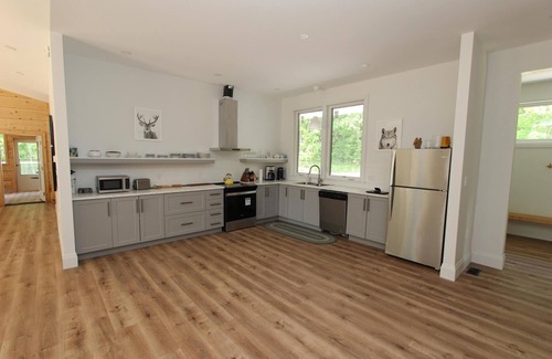 Havelock-Belmont-Methuen Cottage | 4-season retreat along the Crowe River. Tranquillity and modern comfort.