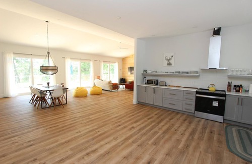 Havelock-Belmont-Methuen Cottage | 4-season retreat along the Crowe River. Tranquillity and modern comfort.