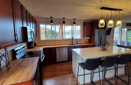 Rideau Lakes Cottage | 4 seasons Lake house- ice fishing and snowmobile trails