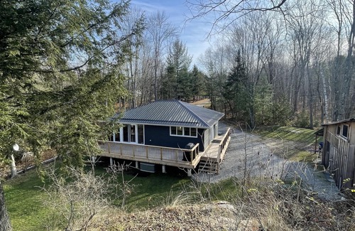 Rideau Lakes Cottage | 4 seasons Lake house- ice fishing and snowmobile trails