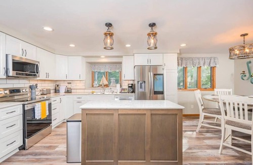 Waupaca House | 4 Seasons Lakehouse Luxury - Sleeps 12