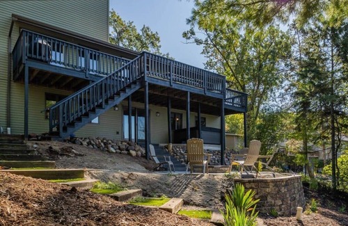 Waupaca House | 4 Seasons Lakehouse Luxury - Sleeps 12