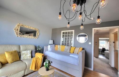 West Pilton Apartment | 4 Separate Beds, Sleeps 6, Beautiful 2 bed Apt