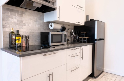 Plateau Mont Royal Apartment | #4 - Studio/Plateau/St-Denis/SelfCheck-In/AC/TV