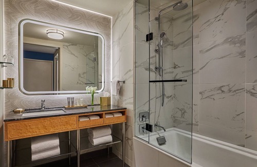Rush and Division House | 4 Viceroy Deluxe Lake View 2 Queens, Pets Allowed, Rooftop Pool!