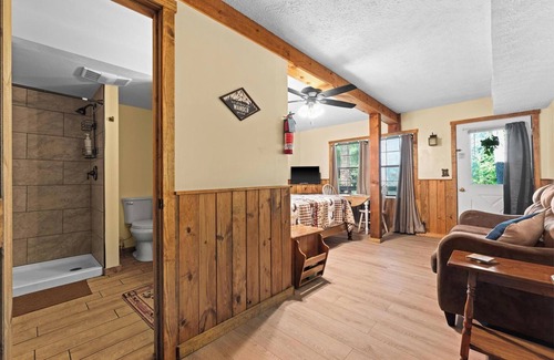 Wiley Cabin | #4 - Waterfall Retreat-Queen Riverfront Room-By Tallulah Gorge
