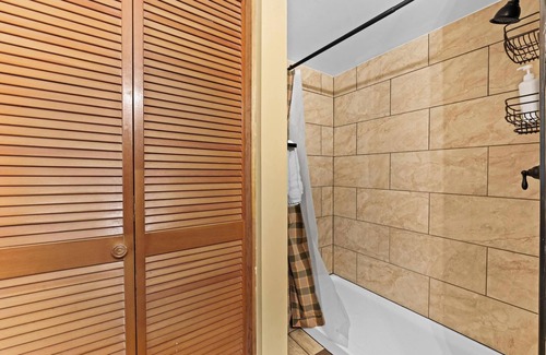 Wiley Cabin | #4 - Waterfall Retreat-Queen Riverfront Room-By Tallulah Gorge