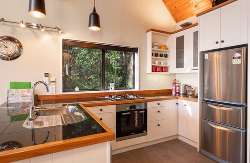 Onetangi Cottage | 4 Wheel Drive included. 5-minute walk from Ferry to car.nSpa Pool