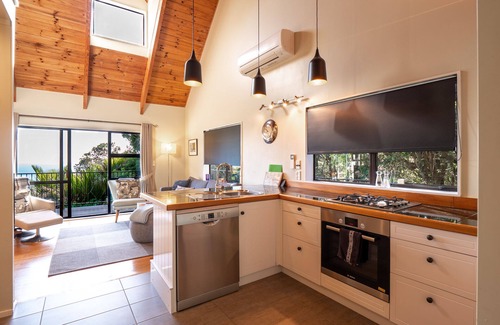 Onetangi Cottage | 4 Wheel Drive included. 5-minute walk from Ferry to car.nSpa Pool