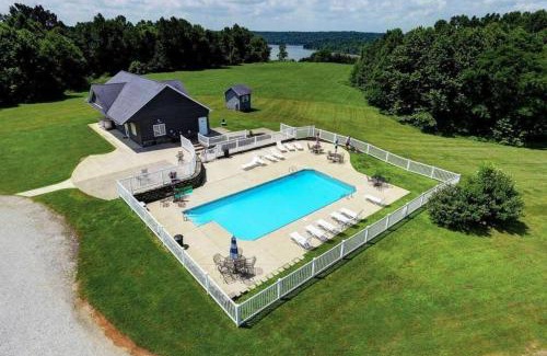 Taylorsville House | 40- Lake and Bourbon Trail Getaway