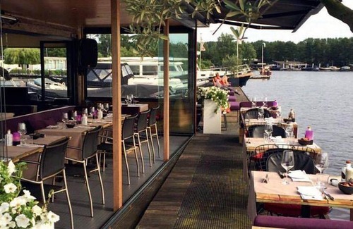 Amsterdam South Boat Rental | 40 m² Houseboat ∙ 2 bedrooms ∙ 4 guests