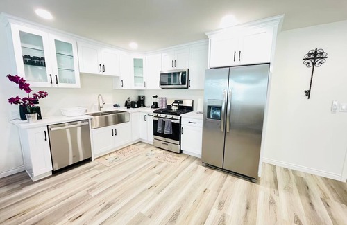 Upland Apartment | 40% OFF Upland 2 Master Beds W/Yard - Close To Airport, Hospitals & Colleges