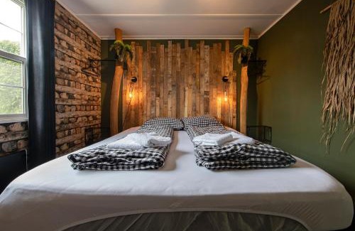 Oisterwijk Ski Chalet | 40, Theme Forest world - Dogs allowed!