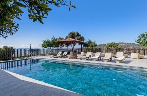 Peristerona Villa | 400 m² Villa ∙ 8 bedrooms ∙ 20 guests