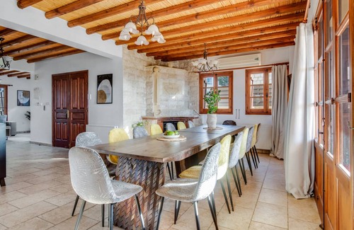 Peristerona Villa | 400 m² Villa ∙ 8 bedrooms ∙ 20 guests
