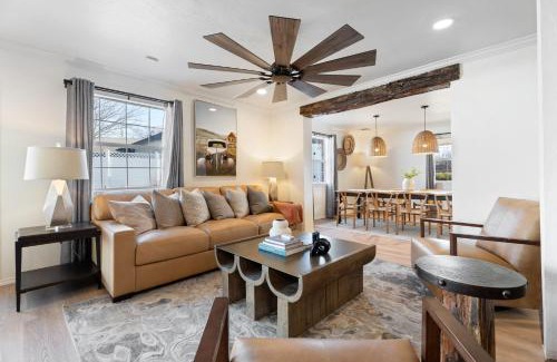 Warr Acres House | 4000 Sqft Lakefront Retreat Private Hot Tub #nh