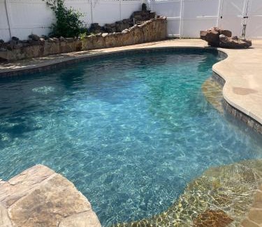 Warr Acres House | 4000 Sqft Lakefront Retreat Private Hot Tub #nh