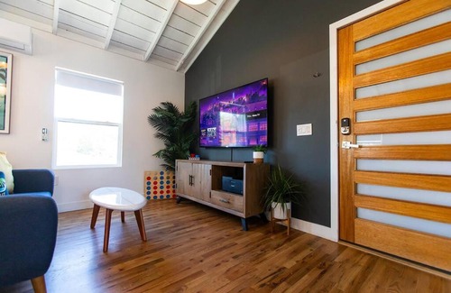 Santa Ana Apartment | 400mbps Internet with Parking, AC and 65inch 4kTV only 5miles to Disney