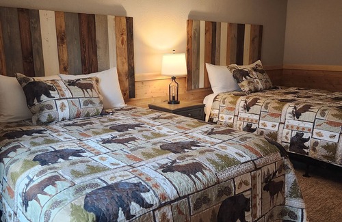Gardiner Cabin | 406 River Lodge: Yellowstone River in your backyard. Newly built lodge.
