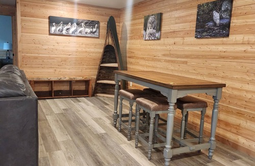 Gardiner Cabin | 406 River Lodge: Yellowstone River in your backyard. Newly built lodge.