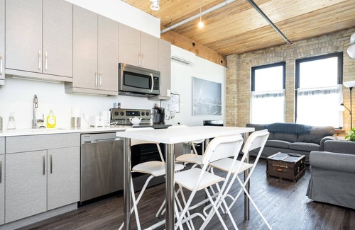 Exchange District Condo | (409) Market Ave+Exchange District+2BR 1BATH +Fast WiFi(139)