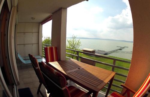 Balatonoszod Apartment | 409 - Vízparti lakóparkban teljes panorámás, modern 2 hálószobás apartman