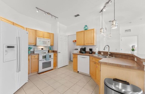 Loughman Apartment | 414TR 2BR Condo APT Heated Pool HotTub King Bed